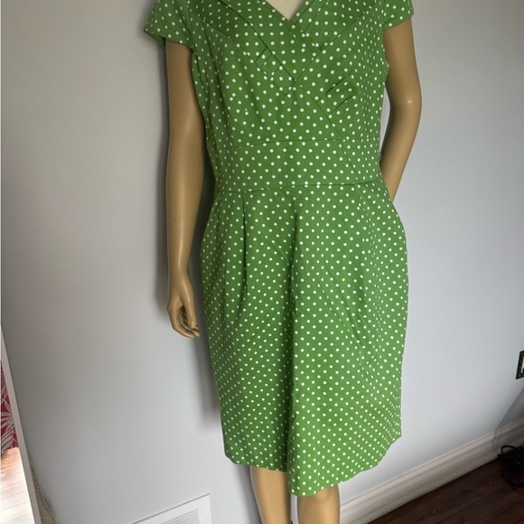 Tahari Green Polka Dot cotton Dress. Ptp 20” lenght 39” - Picture 2 of 13